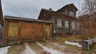 Ансамбль, усадьба городская, конец XIX в.: Дом жилой, кон. XIX в., Ворота, кон. XIX в.