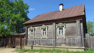 Ансамбль. Усадьба городская, кон. XIX в.: Дом жилой Гуляева А.Е., конец XIX в.; Ворота, кон. XIX в.